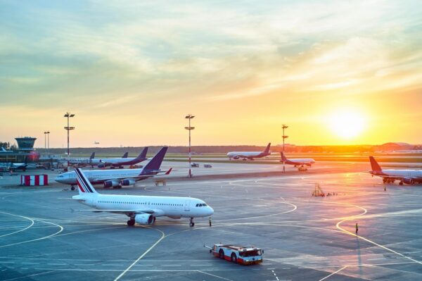 Fototapeta Lotnisko i Zachodzące Słońce