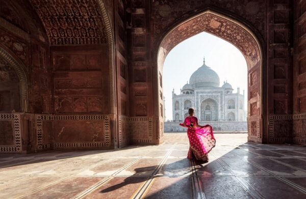Fototapeta Kobieta w Tadż Mahal